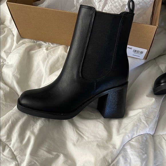 Steve Madden Sleek Black Ankle Booties - Picture 2 of 4